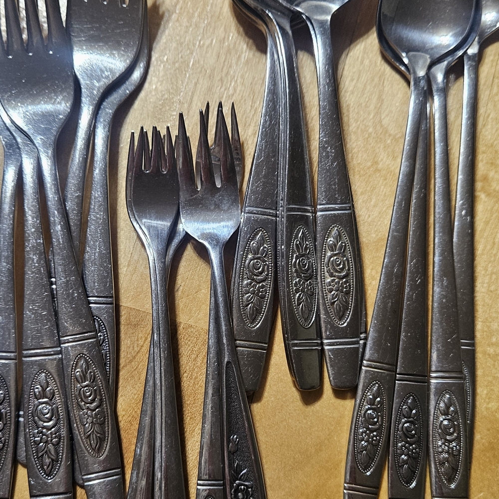 Oneida Silver Stainless Steel Floral Handle Flatware Set